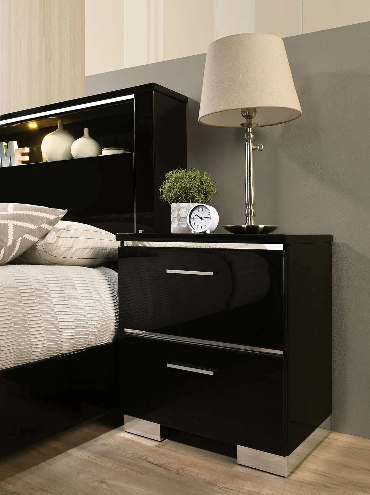 Carlie Black/Chrome 5 Pc. Queen Bedroom Set w/ Chest - Image 4