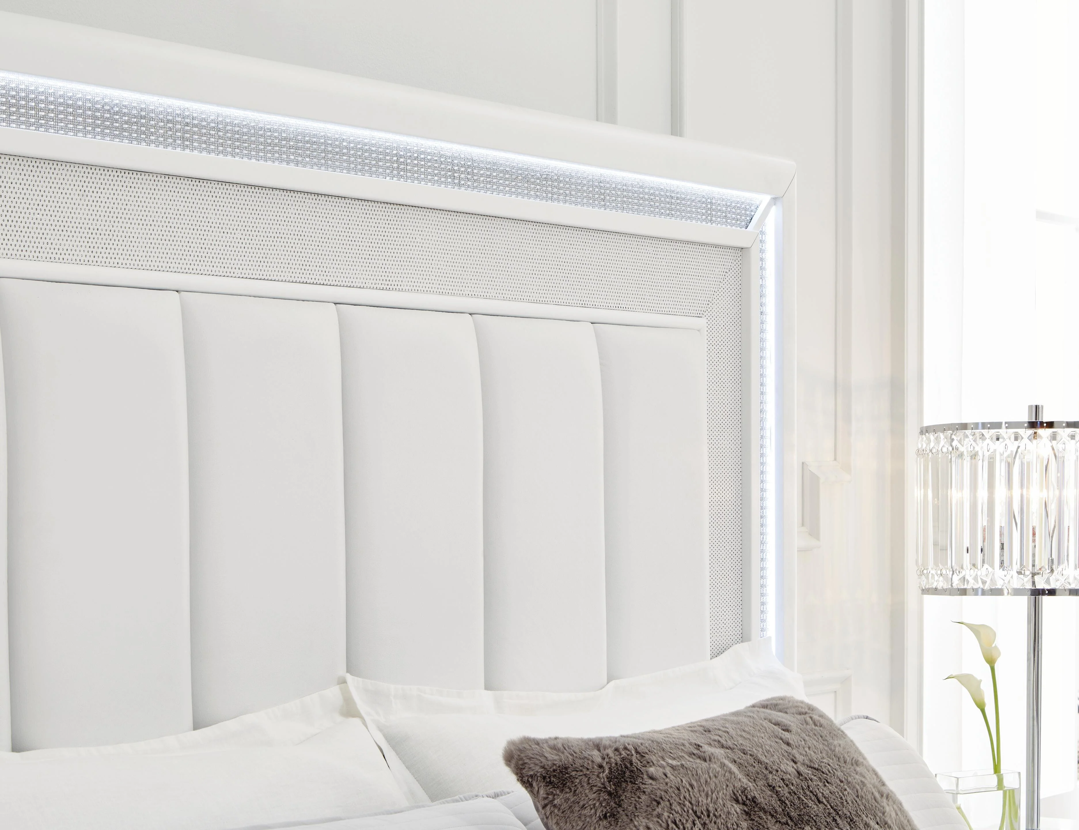 Chalanna Upholstered Storage Bed - Image 9