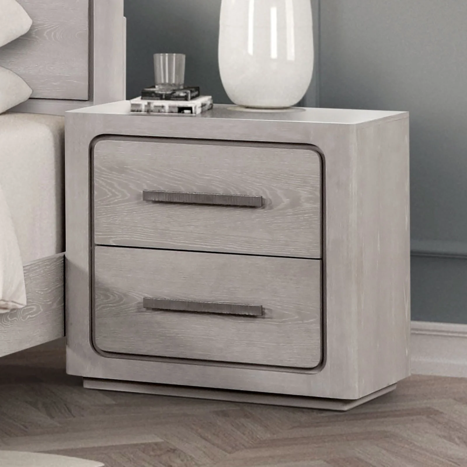 Crowthorne White Oak Queen 5 Piece Bedroom Set w/2 Nightstands - Image 8