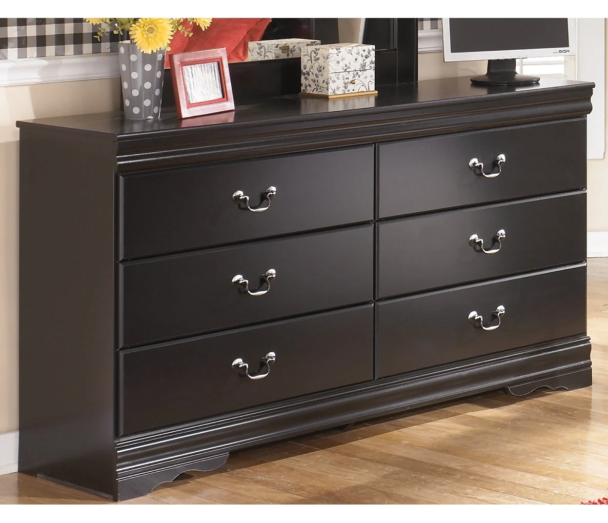 Huey Vineyard Six Drawer Dresser - Image 2