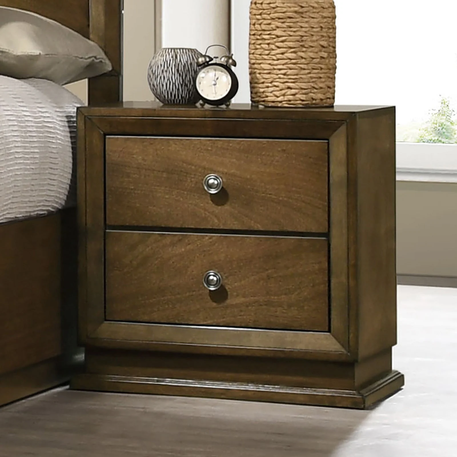 Kirkham Walnut Queen 5 Piece Bedroom Set w/2 Nightstands - Image 5