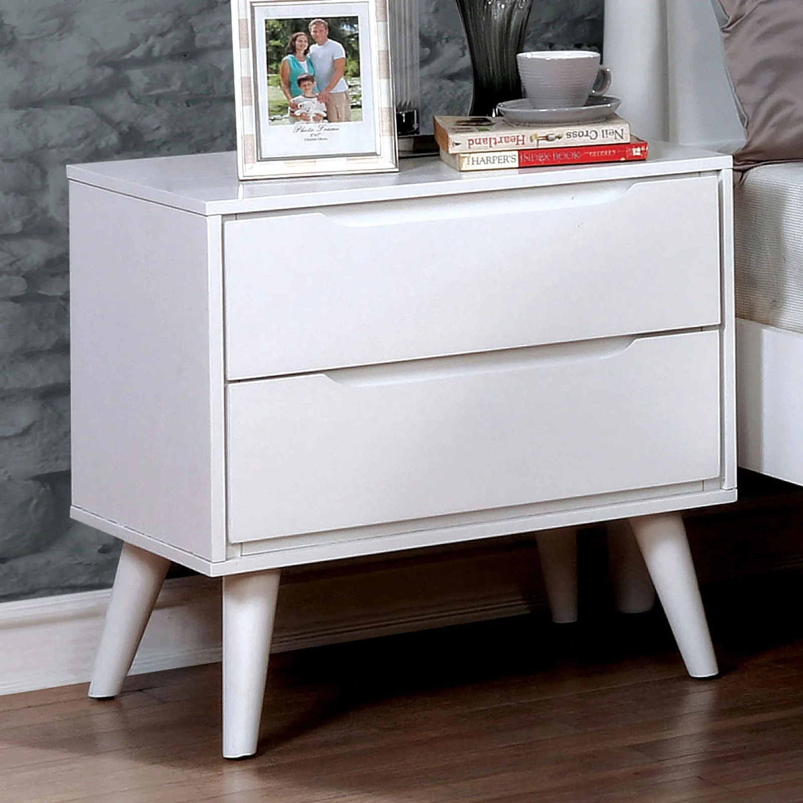 Lennart White 4 Pc. Queen Bedroom Set - Image 6