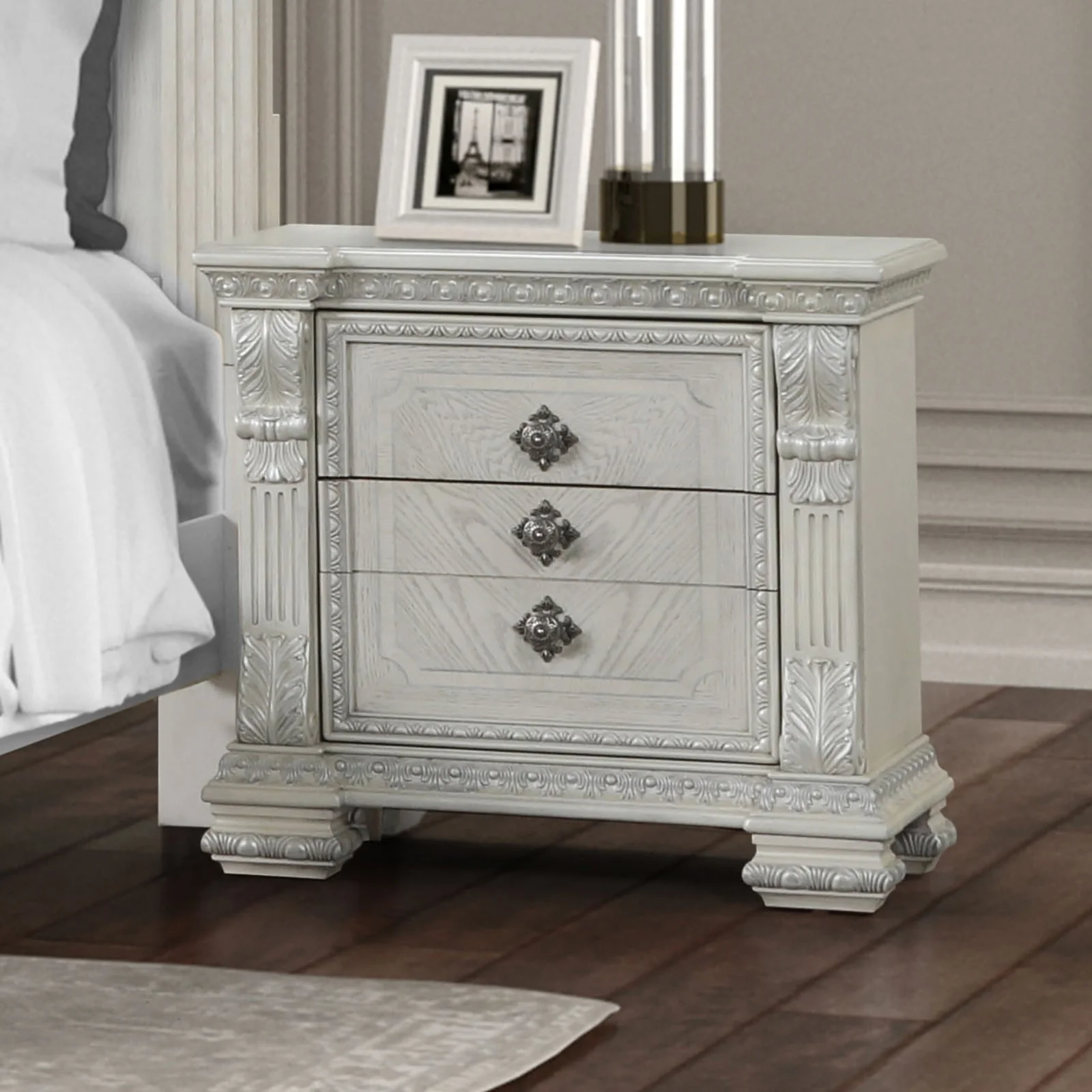 Promenade Wire Brushed White Queen 5 Piece Bedroom Set w/2 Nightstands - Image 3
