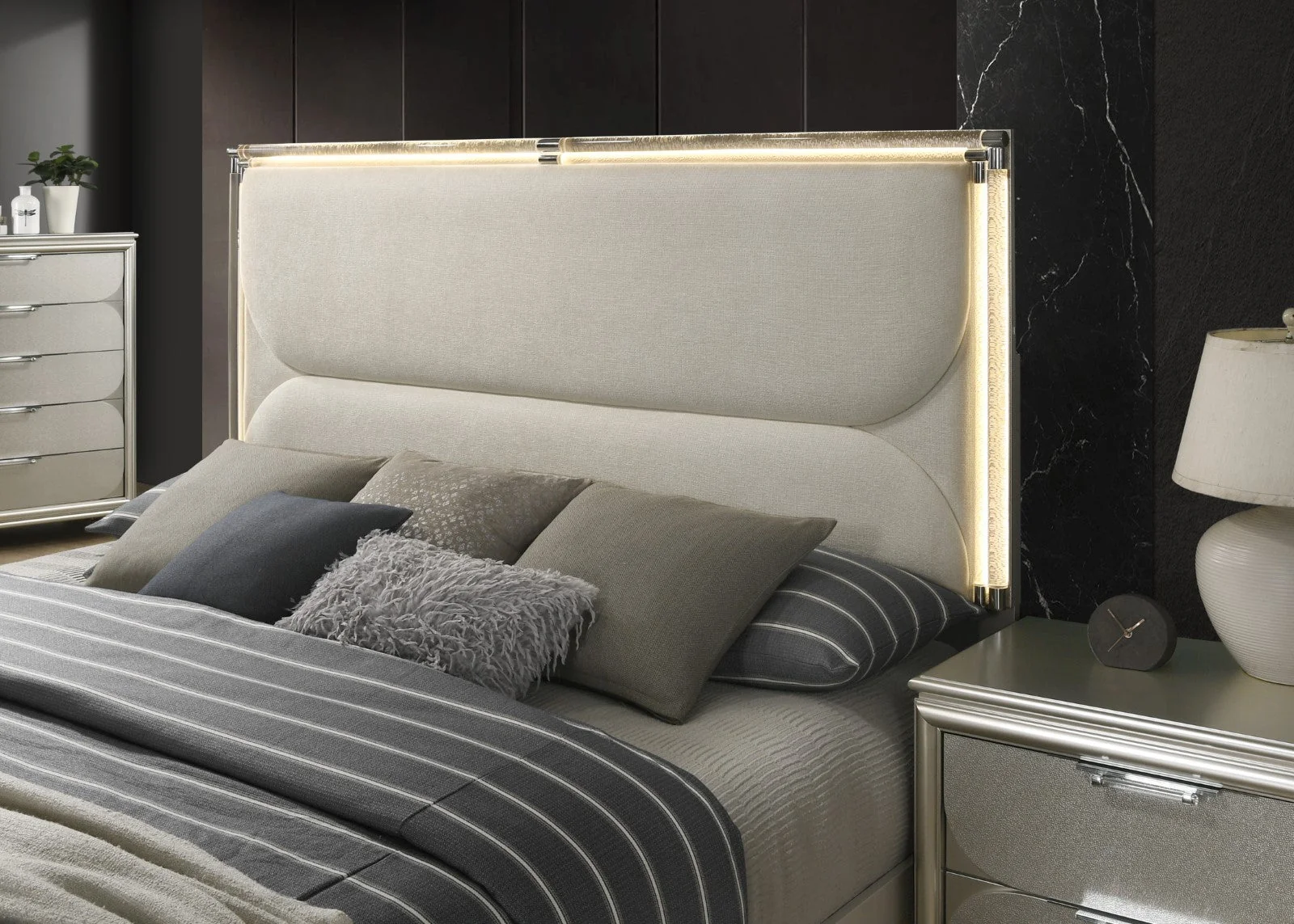 Sheridan Silver Queen 5 Piece Bedroom Set w/2 Nightstands - Image 3