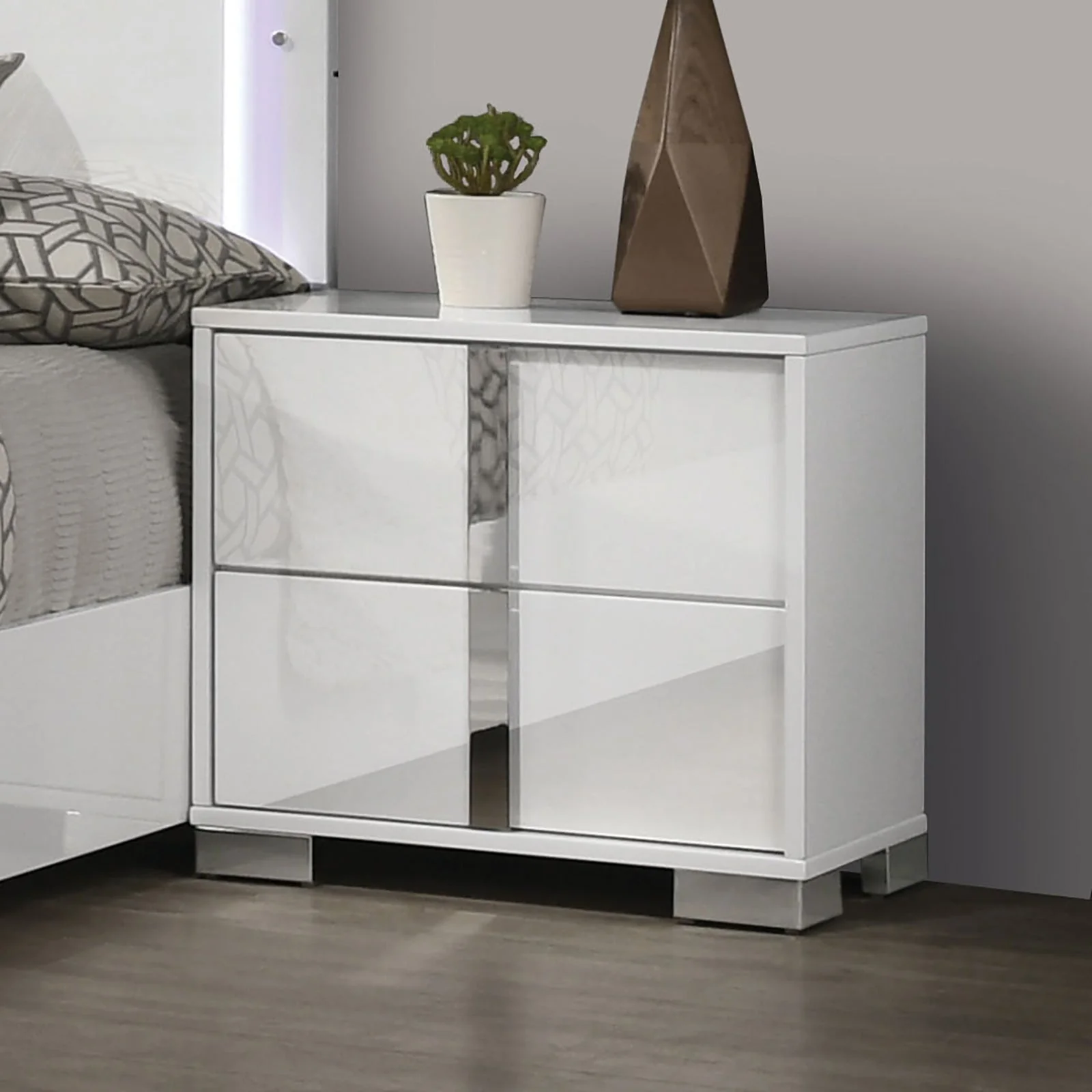 Sinistra White Queen 5 Piece Bedroom Set w/2 Nightstands - Image 3