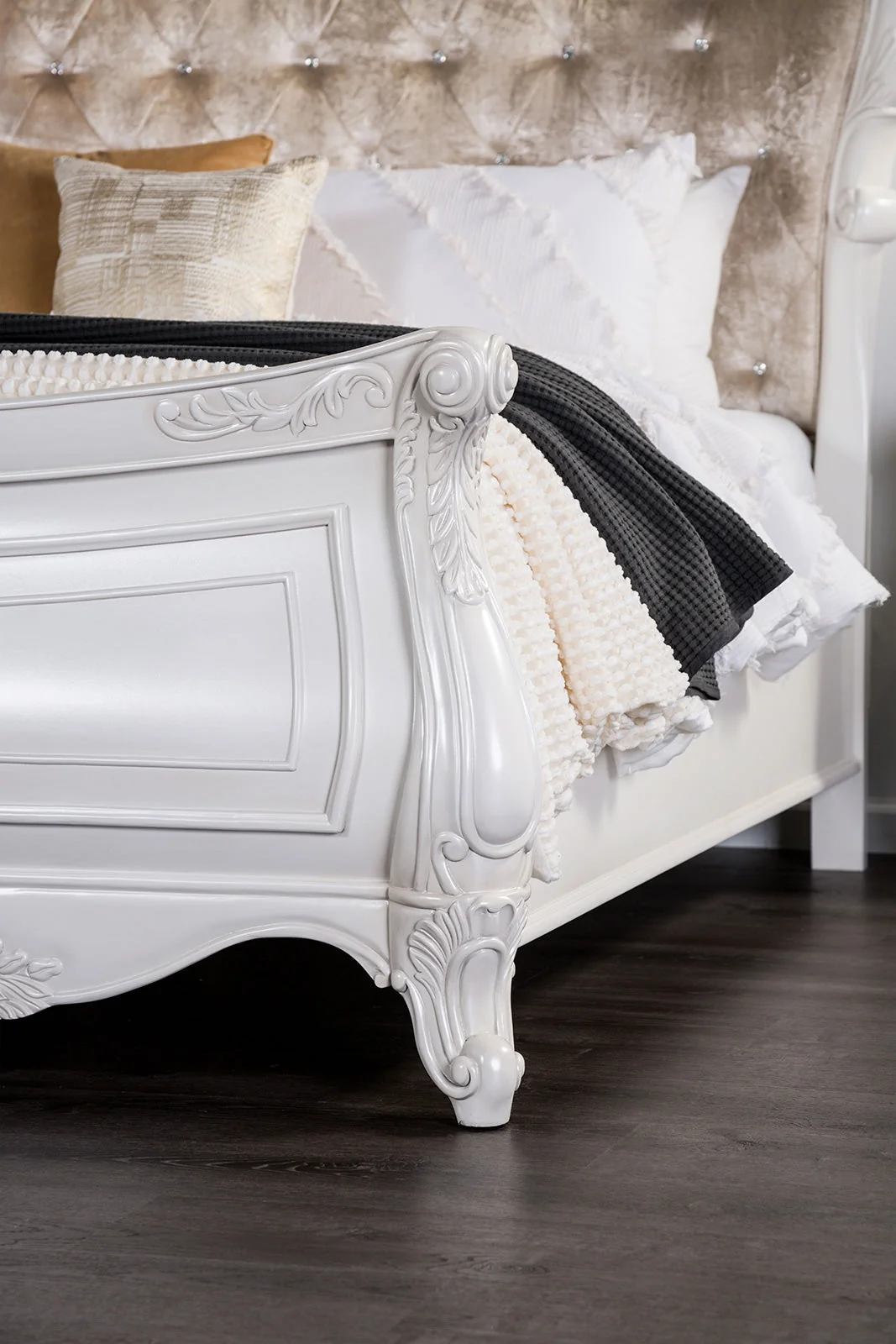 Valentini White 5 Pc. Queen Bedroom Set w/ Chest - Image 3