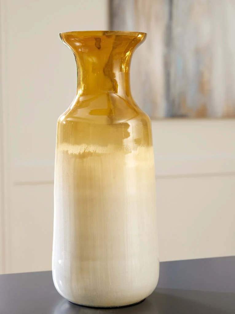 Wynburg Vase - Image 4